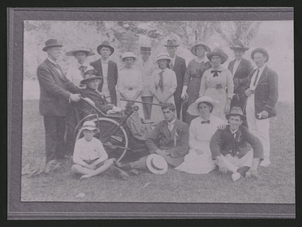 Photograph of a group of 16 at Pungaere
