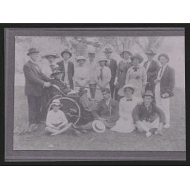 Photograph of a group of 16 at Pungaere